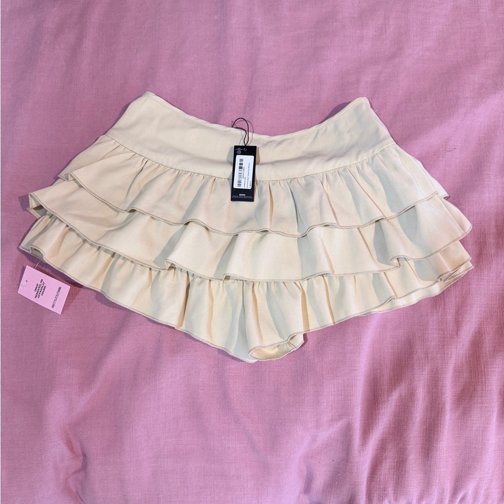PrettyLittleThing Ivory Layered Ruffle Skorts - Picture 4 of 5